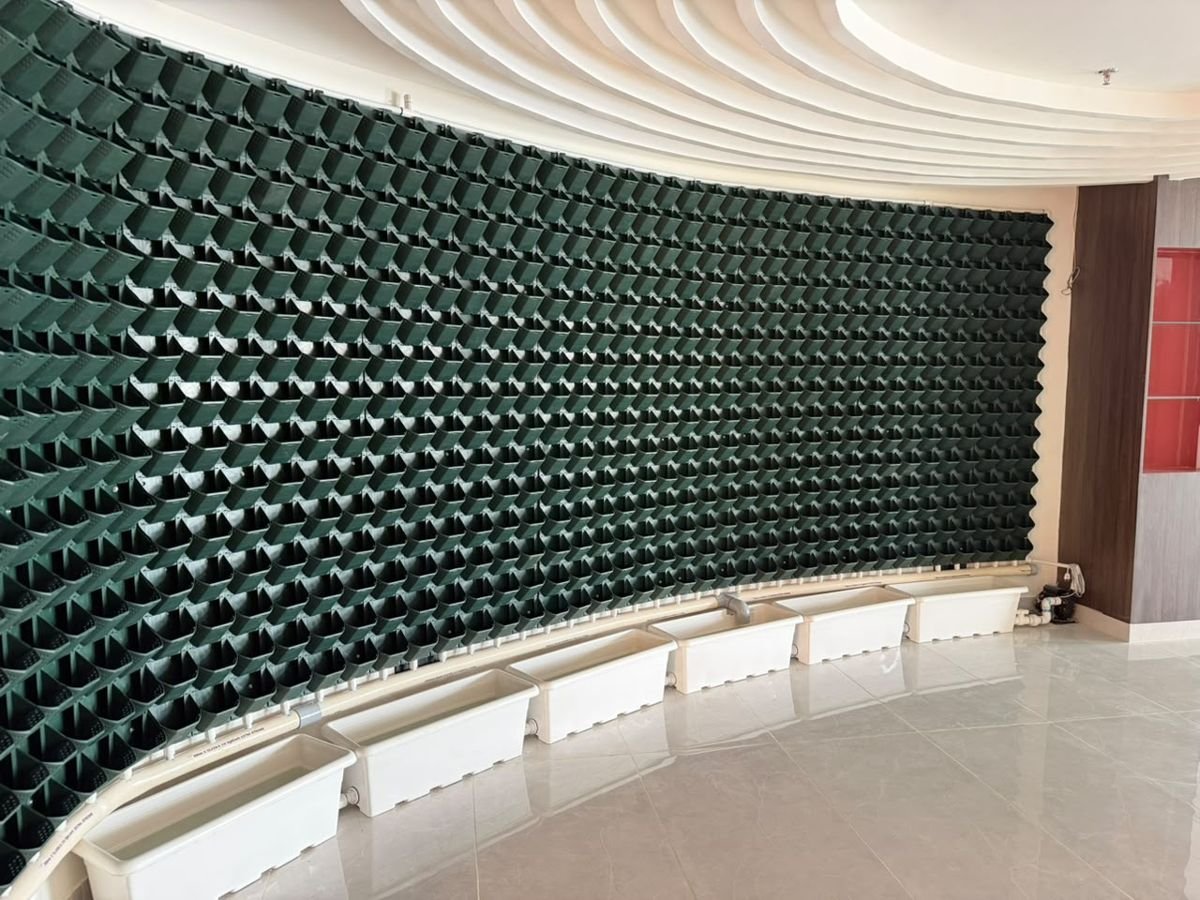 Curved interior wall of hydroponics panels with reservoirs below